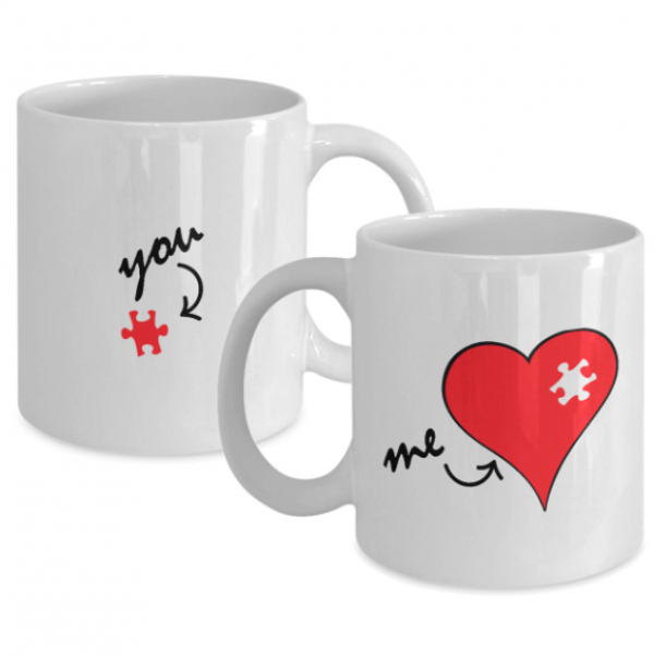 Mug dengan desain khusus untuk pasangan seperti mug couple dengan gambar puzzle atau hati